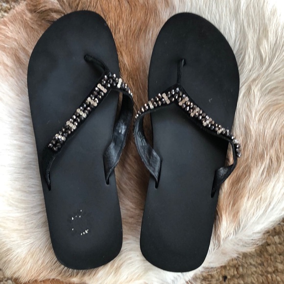 yellow box flip flops size 10